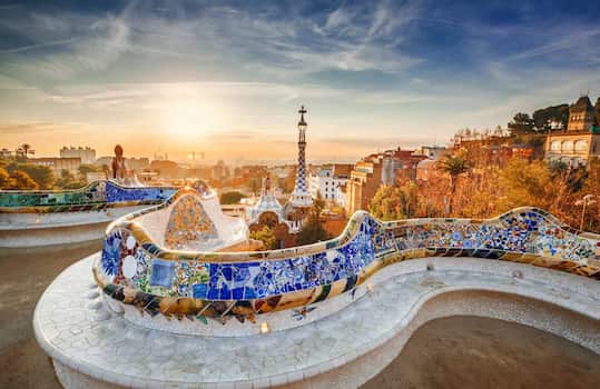 Visitar lugares emblemáticos de Barcelona y dormir en un hotel 4 estrellas